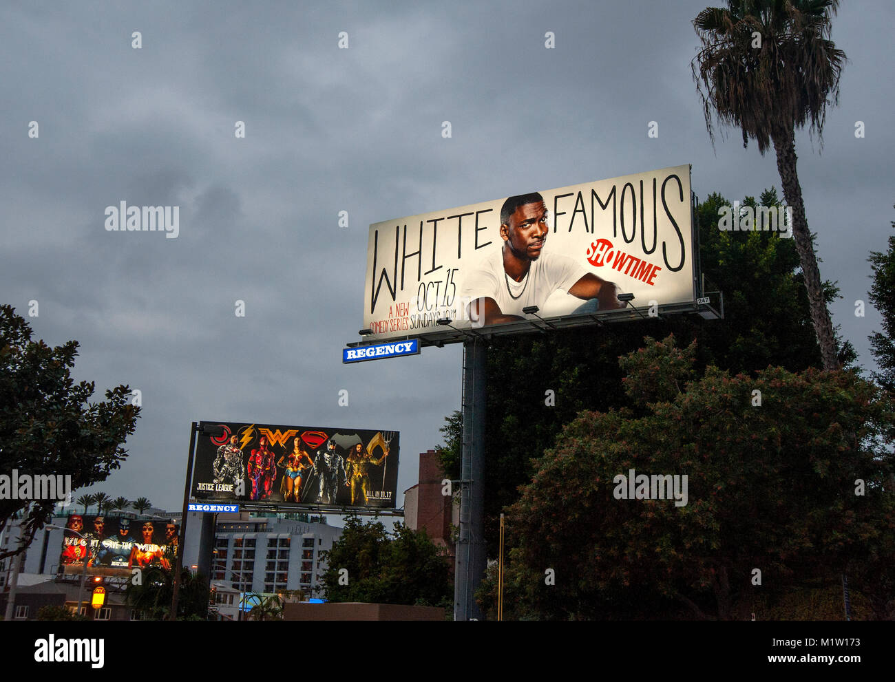 I cartelloni sulla Sunset Strip promuovere entertainment a Los Angeles, CA Foto Stock