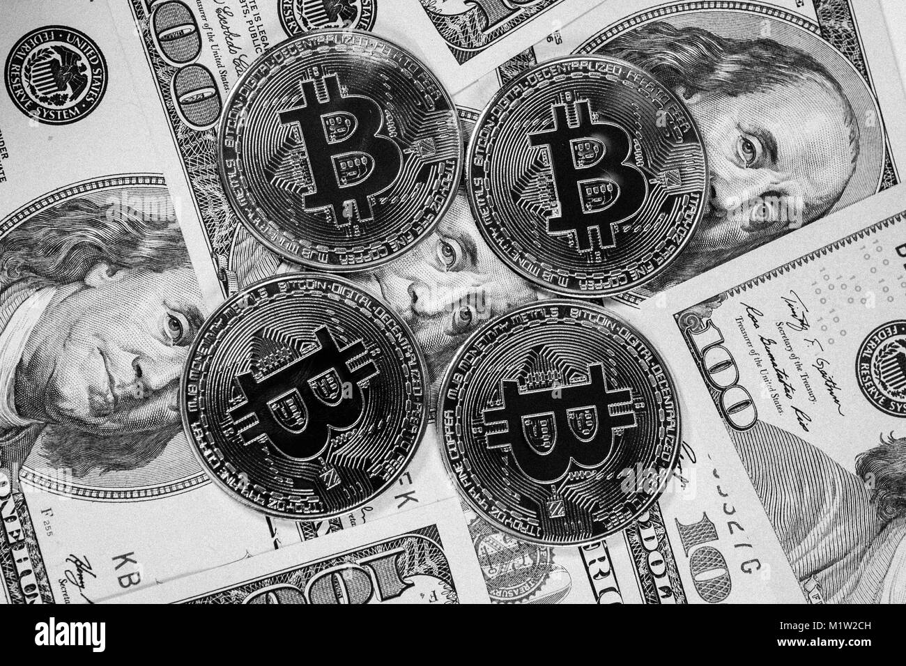 Nuovo denaro virtuale Golden bitcoin moneta sul dollaro Usa sfondo . Cryptocurrency. Business e concetto di trading. Close-up shot. immagine in bianco e nero Foto Stock