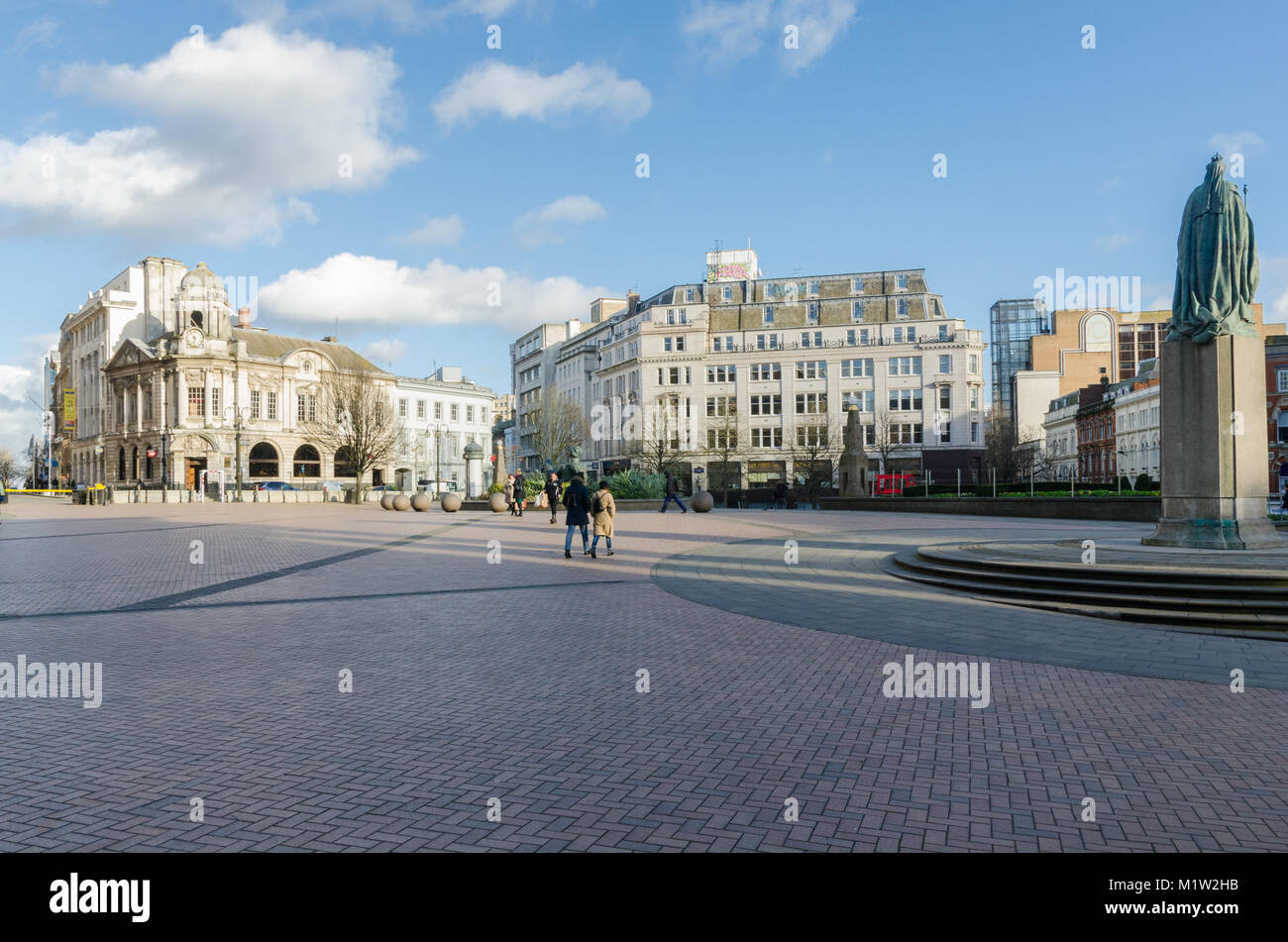 Il grande spazio aperto di Victoria Square nel centro della città di Birmingham Foto Stock