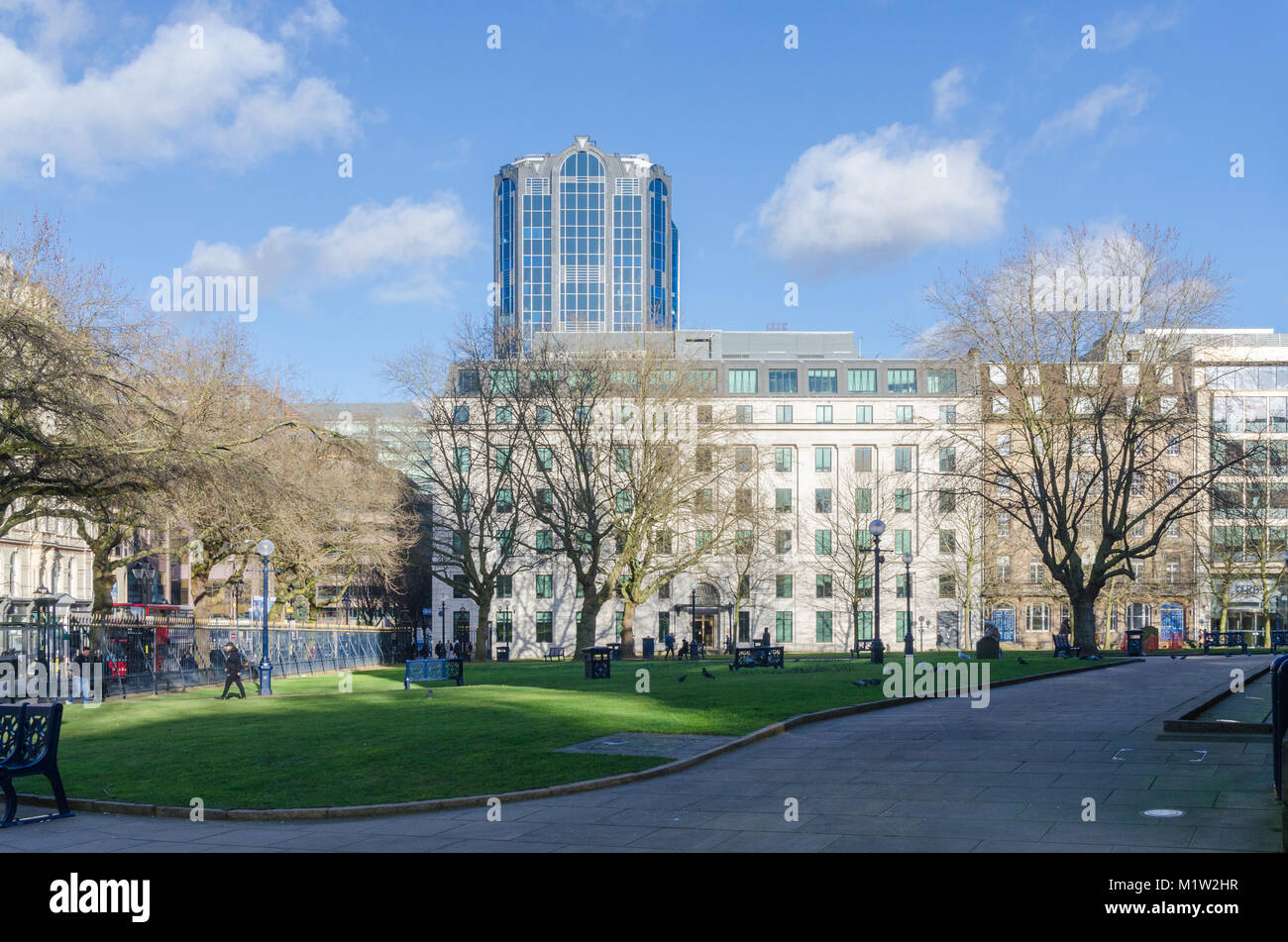 Edifici di San Filippo del luogo, Birmingham, UK visto da San Filippo Square dalla cattedrale su una soleggiata giornata invernale e Foto Stock