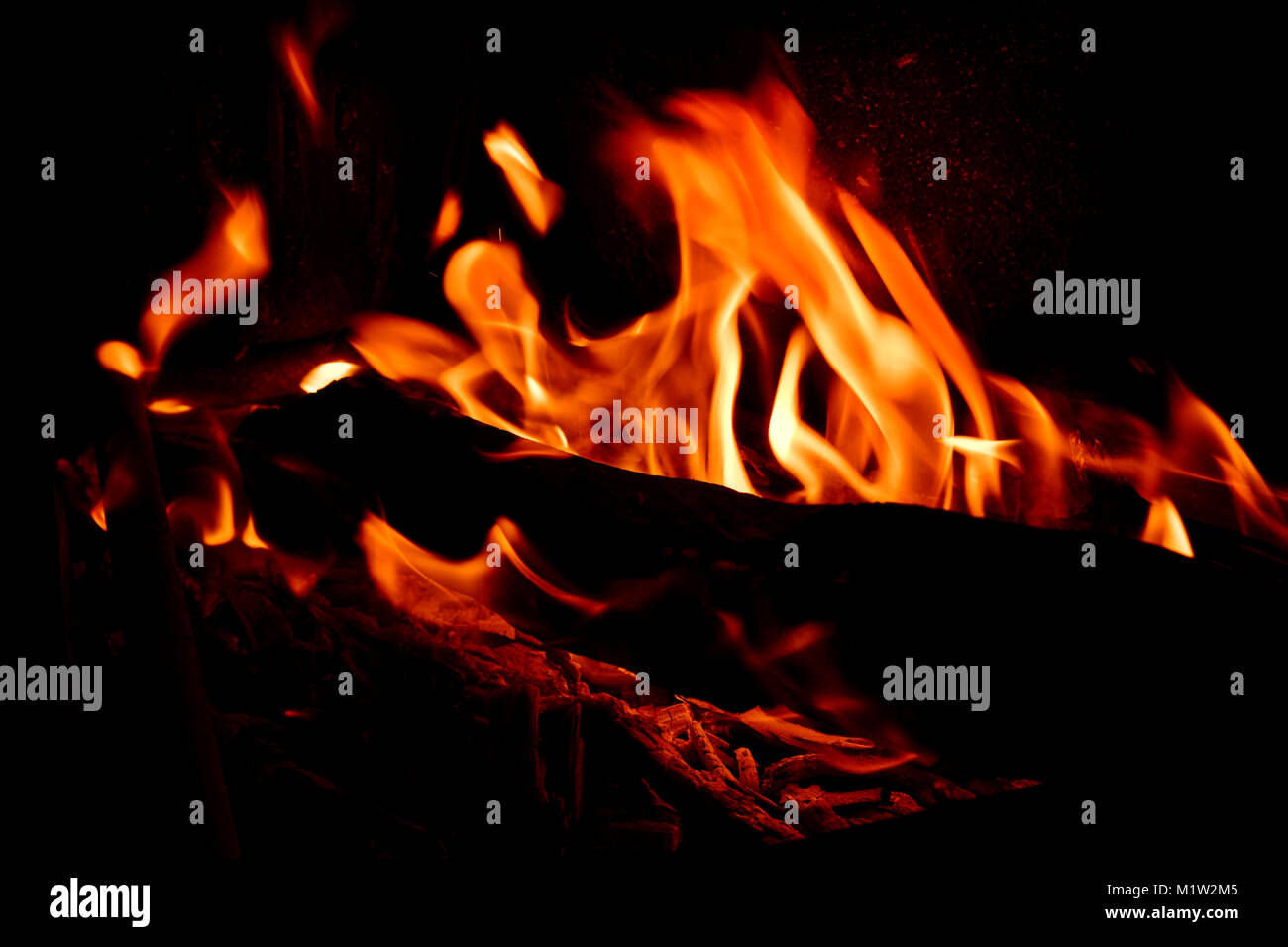 Fuoco su legno con fiamme a caldo per preparare caffè arabo su speciali caffè tradizionale pots in strada Foto Stock