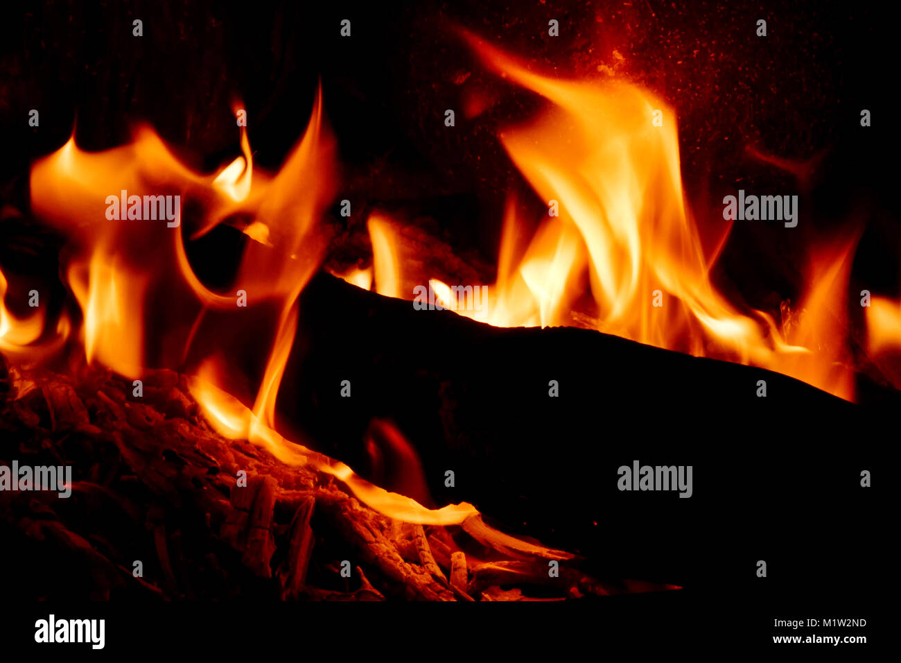 Fuoco su legno con fiamme a caldo per preparare caffè arabo su speciali caffè tradizionale pots in strada Foto Stock