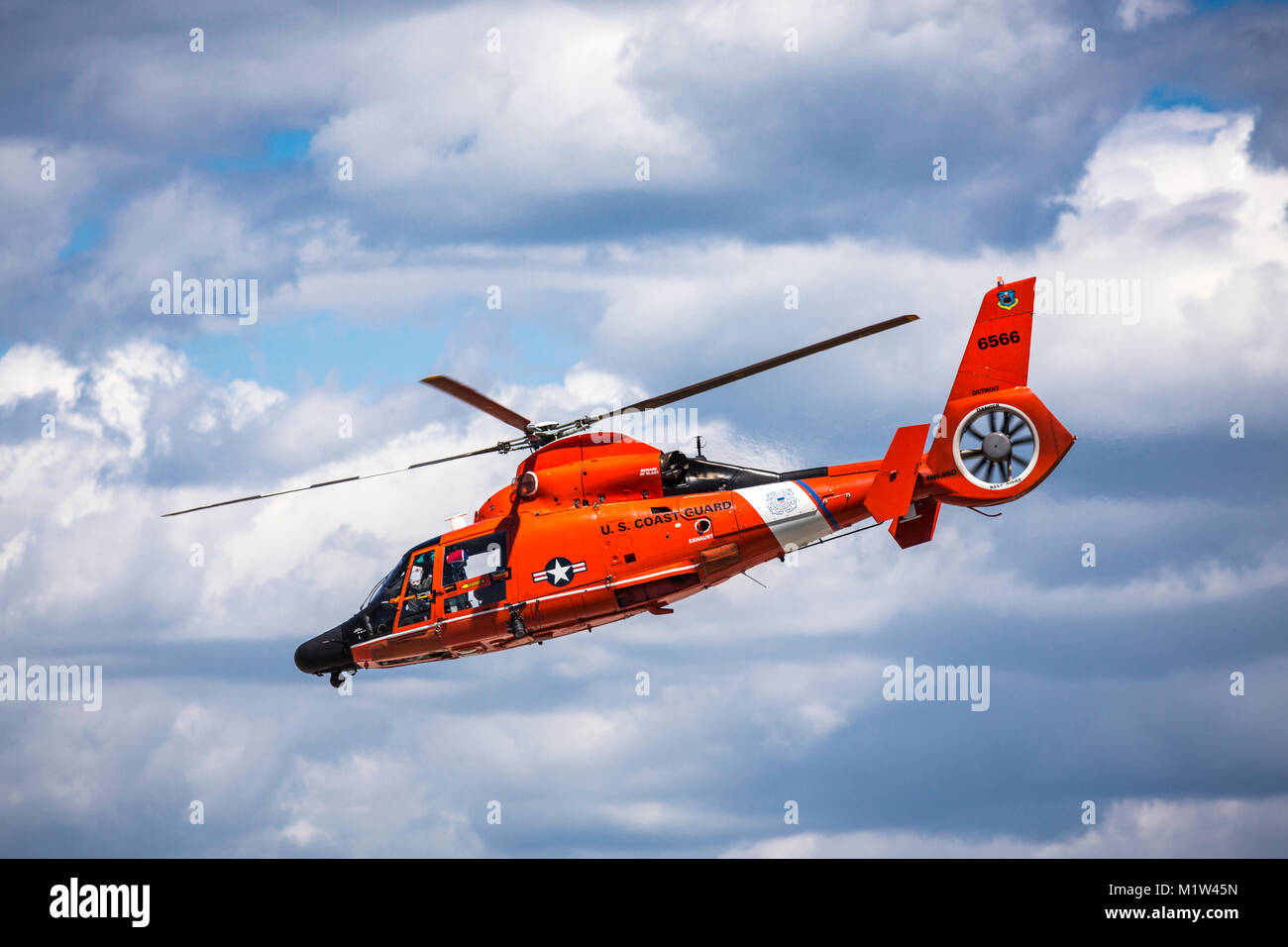 La guardia costiera degli Stati Uniti HH-65 air Salvataggio in elicottero al 2017 in Airshow Duluth, Minnesota, Stati Uniti d'America. Foto Stock