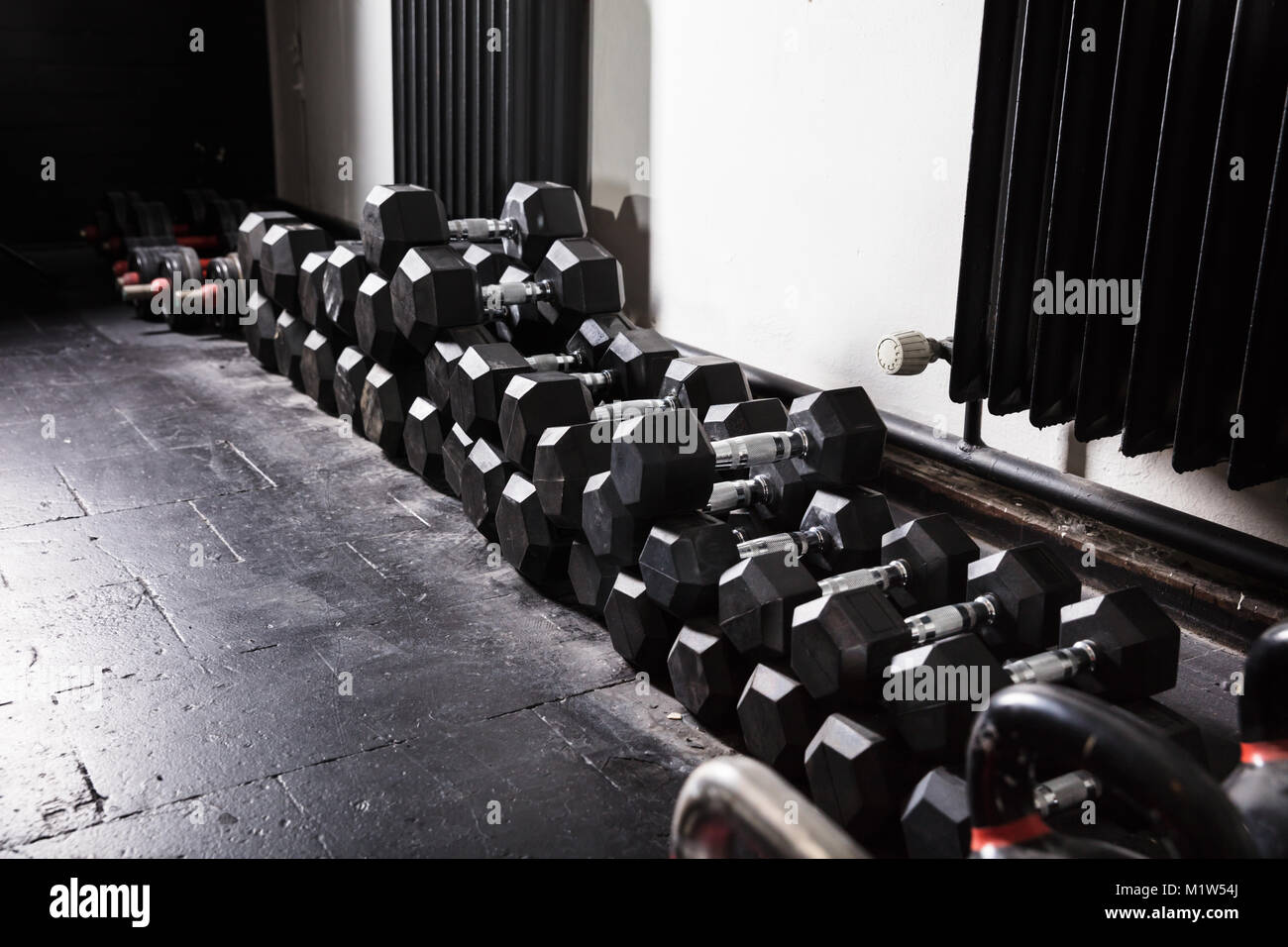 Righe del manubrio in una palestra vuota Foto Stock