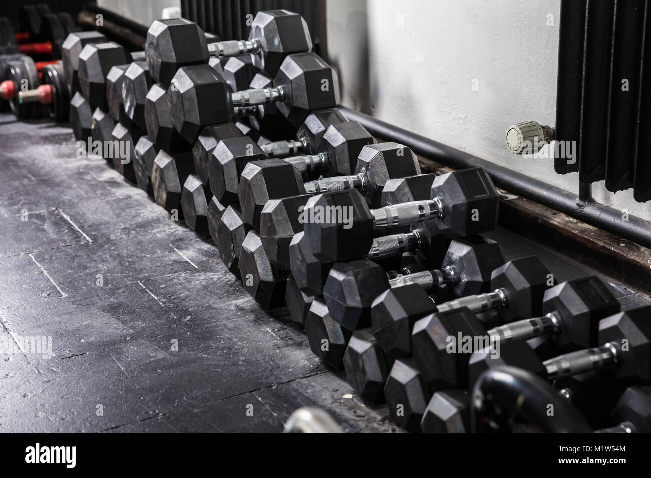 Righe del manubrio in una palestra vuota Foto Stock