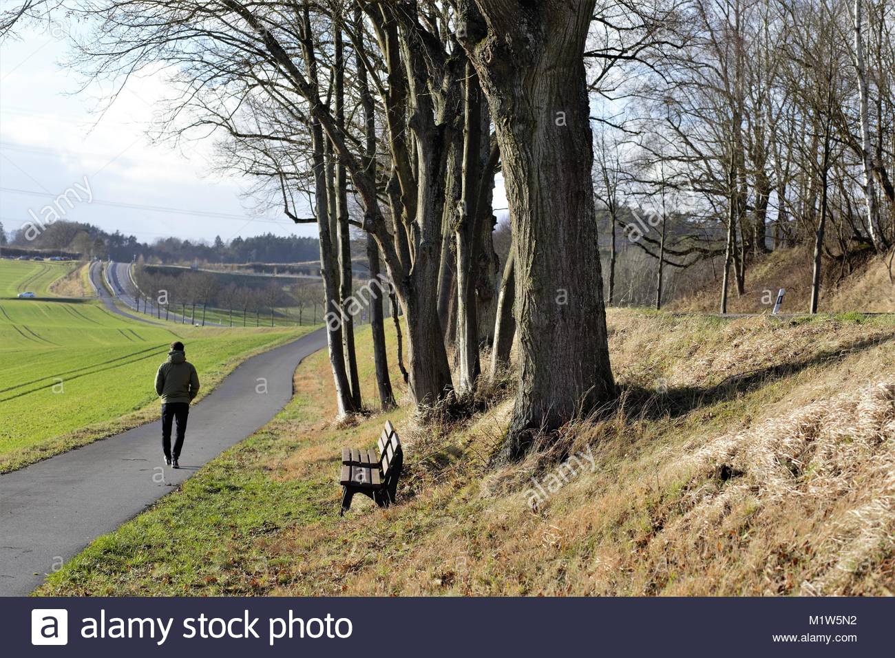 Camminando su un piccolo vicolo del paese in Baviera su una giornata invernale e Foto Stock