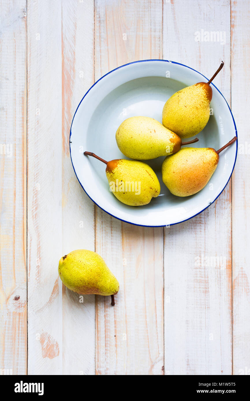 Azienda agricola alla tavola: organiche, fresche e deliziose pere! Foto Stock