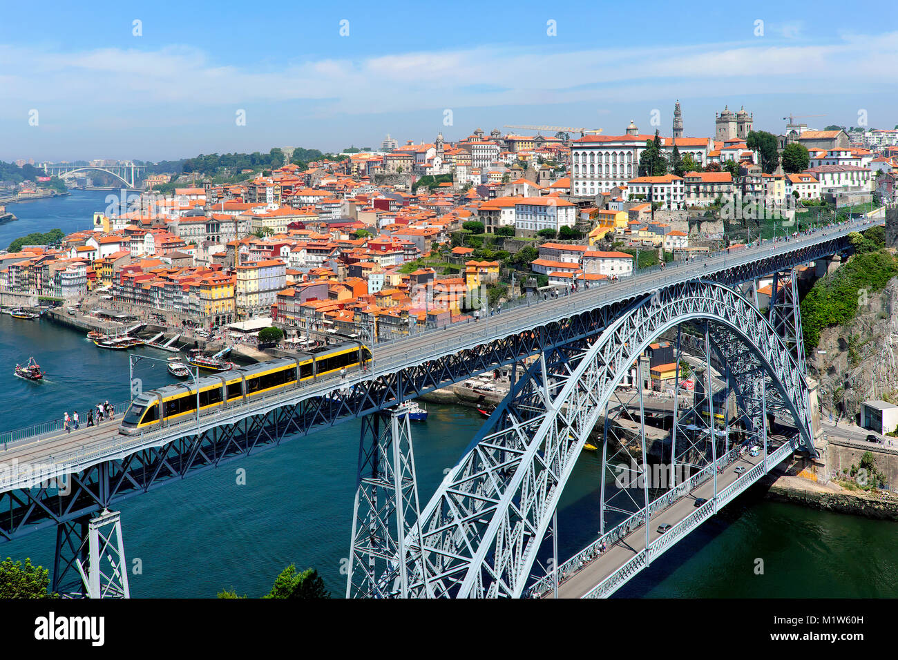 Metro treno attraversando il fiume Douro su Dom Luís I Bridge, Porto, Portogallo Foto Stock