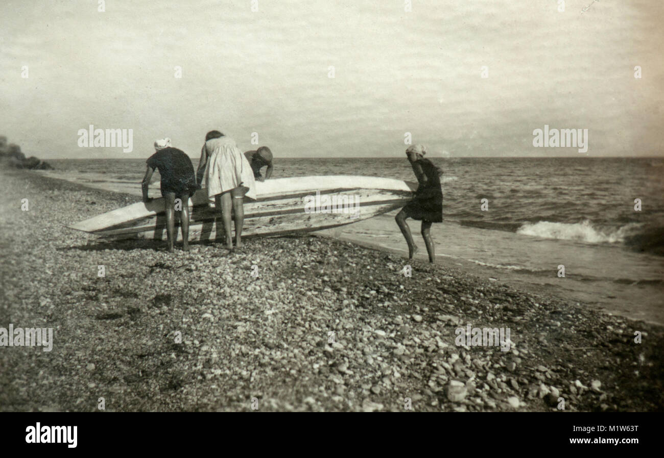I turisti italiani sul COA ligure durante l'estate del 1925. La posizione è Finalpia (vicino a Finale Ligure, Savona - Italia) Foto Stock
