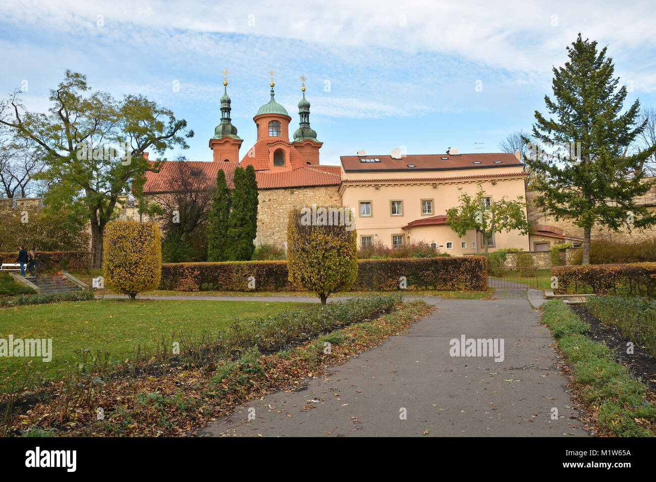 Chiesa di San Lorenzo a Petrin Hill a Praga. Vista dell'autunno capitale ceca. Foto Stock