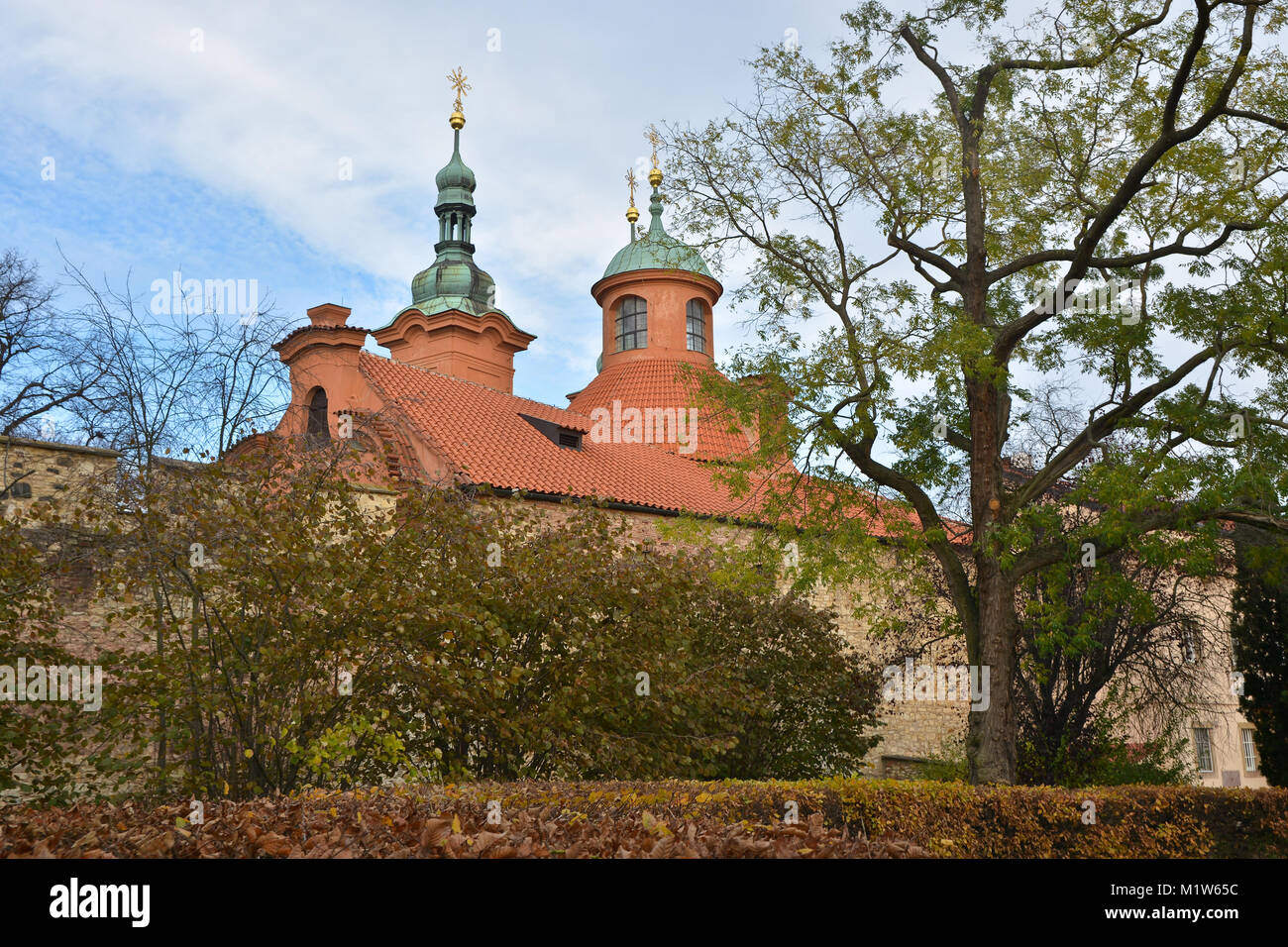 Chiesa di San Lorenzo a Petrin Hill a Praga. Vista dell'autunno capitale ceca. Foto Stock