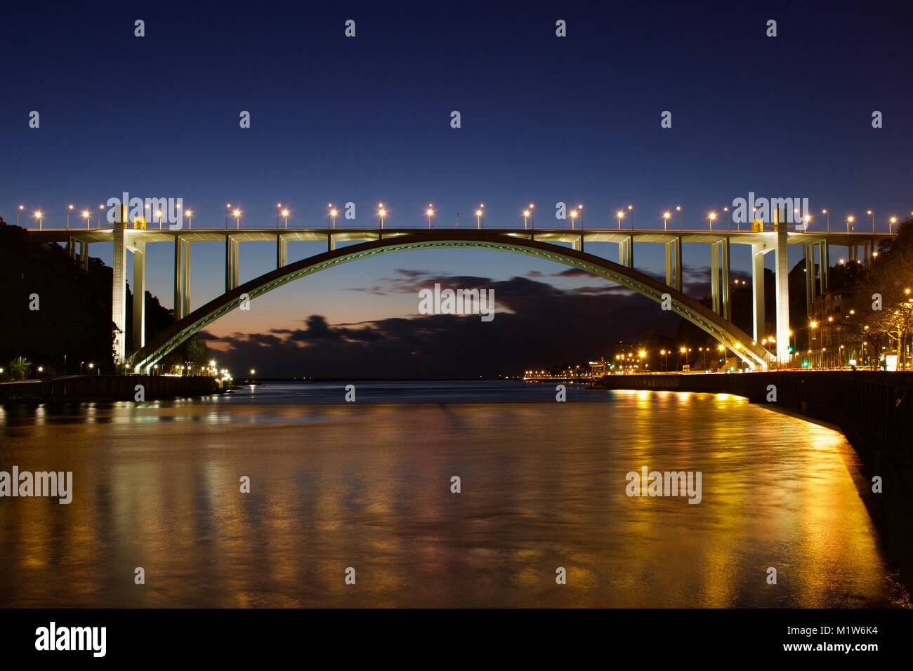 Ponte sobre o rio Douro, Porto, Arrábida Foto Stock