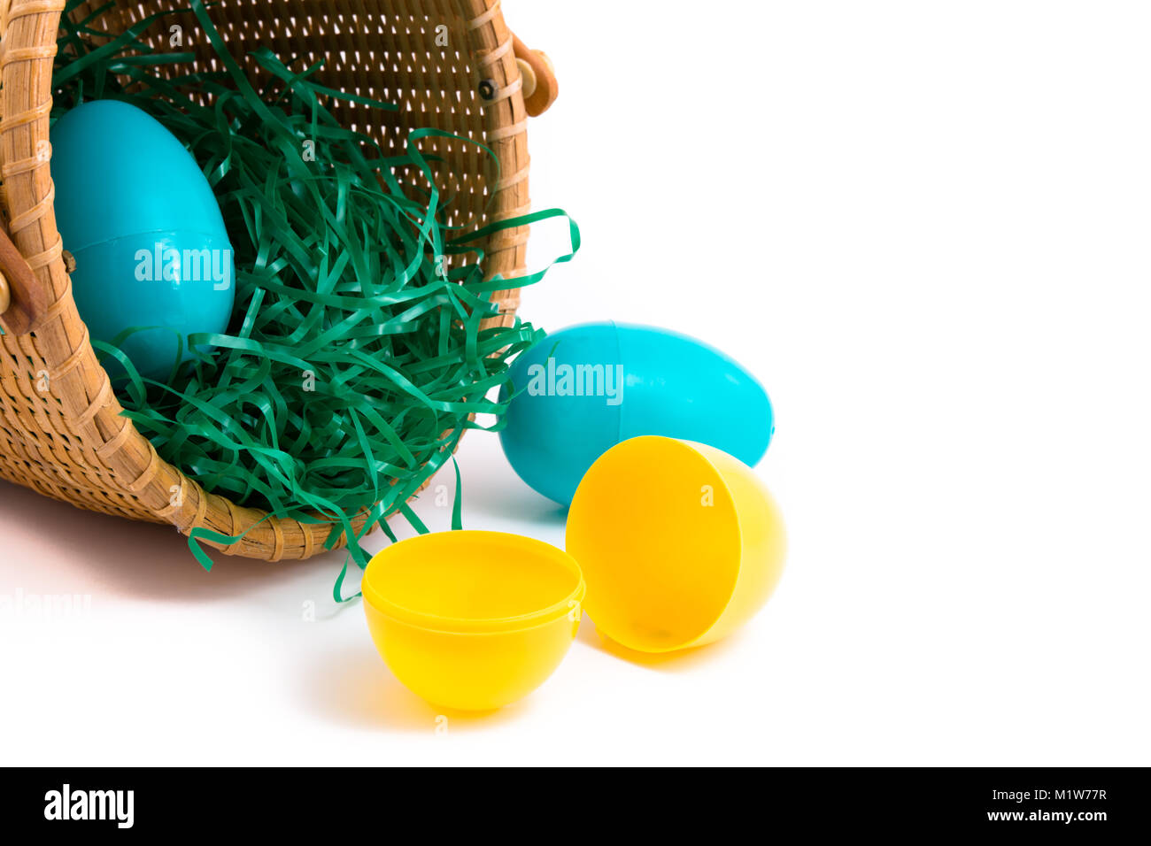 Plastica uova di Pasqua in cesto su bianco Foto Stock
