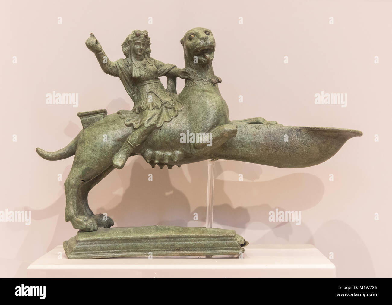 'Dionysus cavalcare una pantera " Lampada in bronzo (Eleutherna), il Museo Archeologico di Rethymno, Città Vecchia, Rethymnon (RETHIMNO, CRETA (Kriti), Grecia Foto Stock