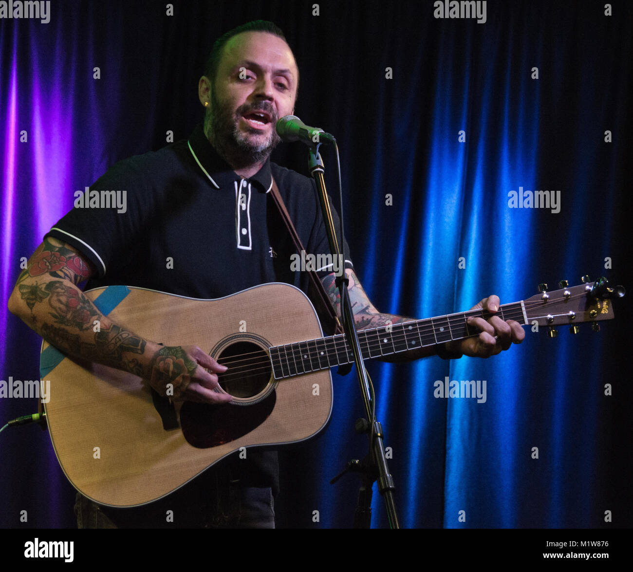 Bala Cynwyd, PA, Stati Uniti d'America. Il 26 gennaio, 2018. Justin Furstenfeld di American band alternative rock Blue ottobre visita Radio 104.5's teatro delle prestazioni. Foto Stock