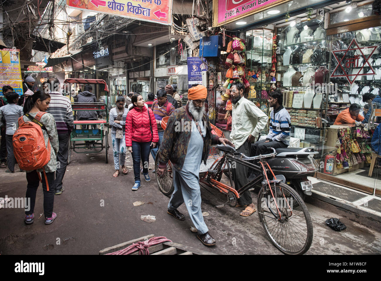 Le strette e caotici vicoli della Vecchia Delhi, India Foto Stock