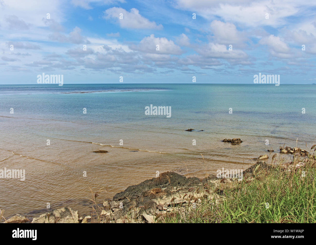 Acque costiere vista della parte inferiore Alexandra scogliere tratto sulla Grande Barriera Corallina Drive nel lontano Nord Queensland, Australia tropici Foto Stock