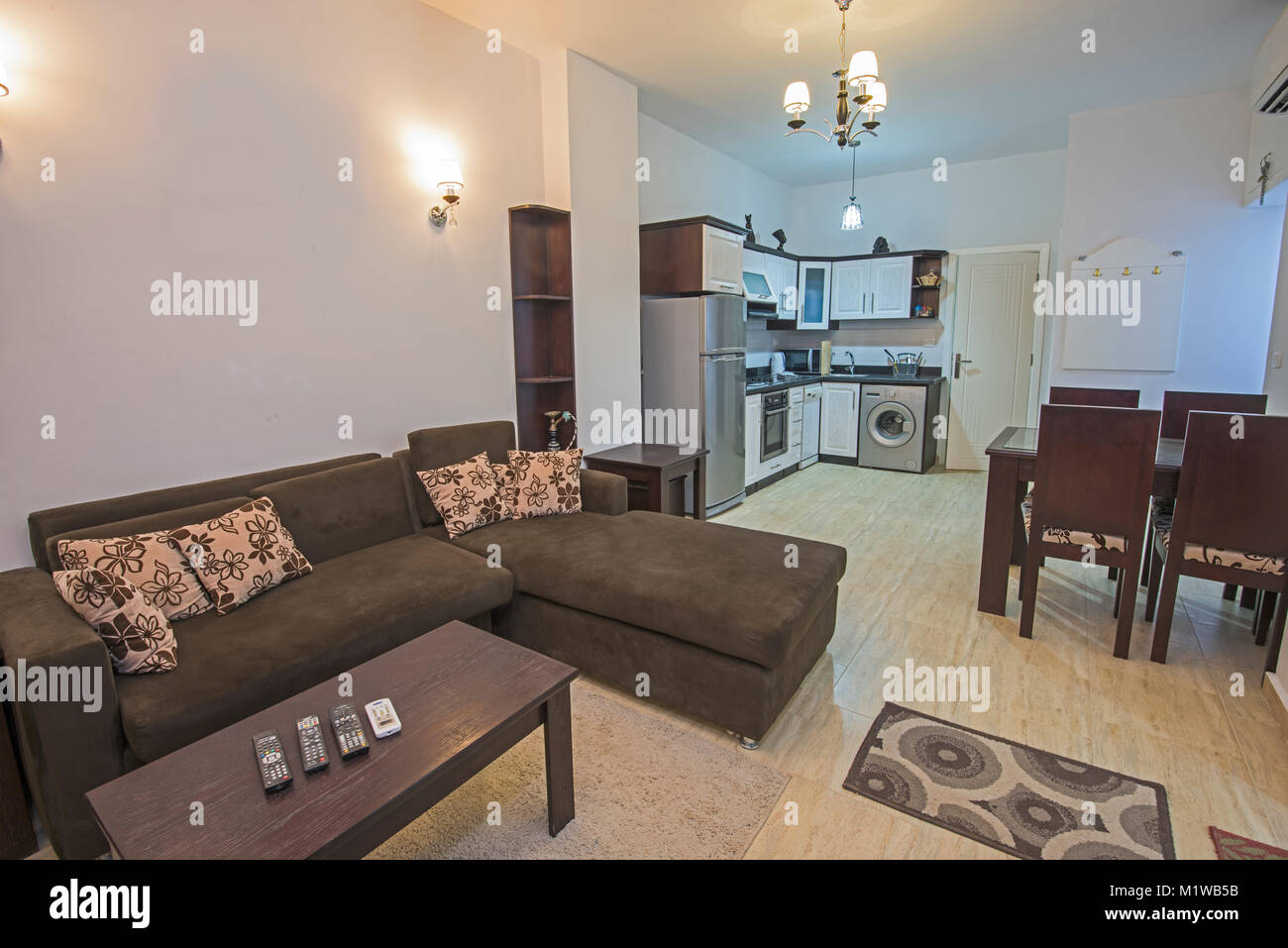 Interior design arredamento di un piano aperto appartamento soggiorno cucina con mobili e di un tavolo da pranzo Foto Stock