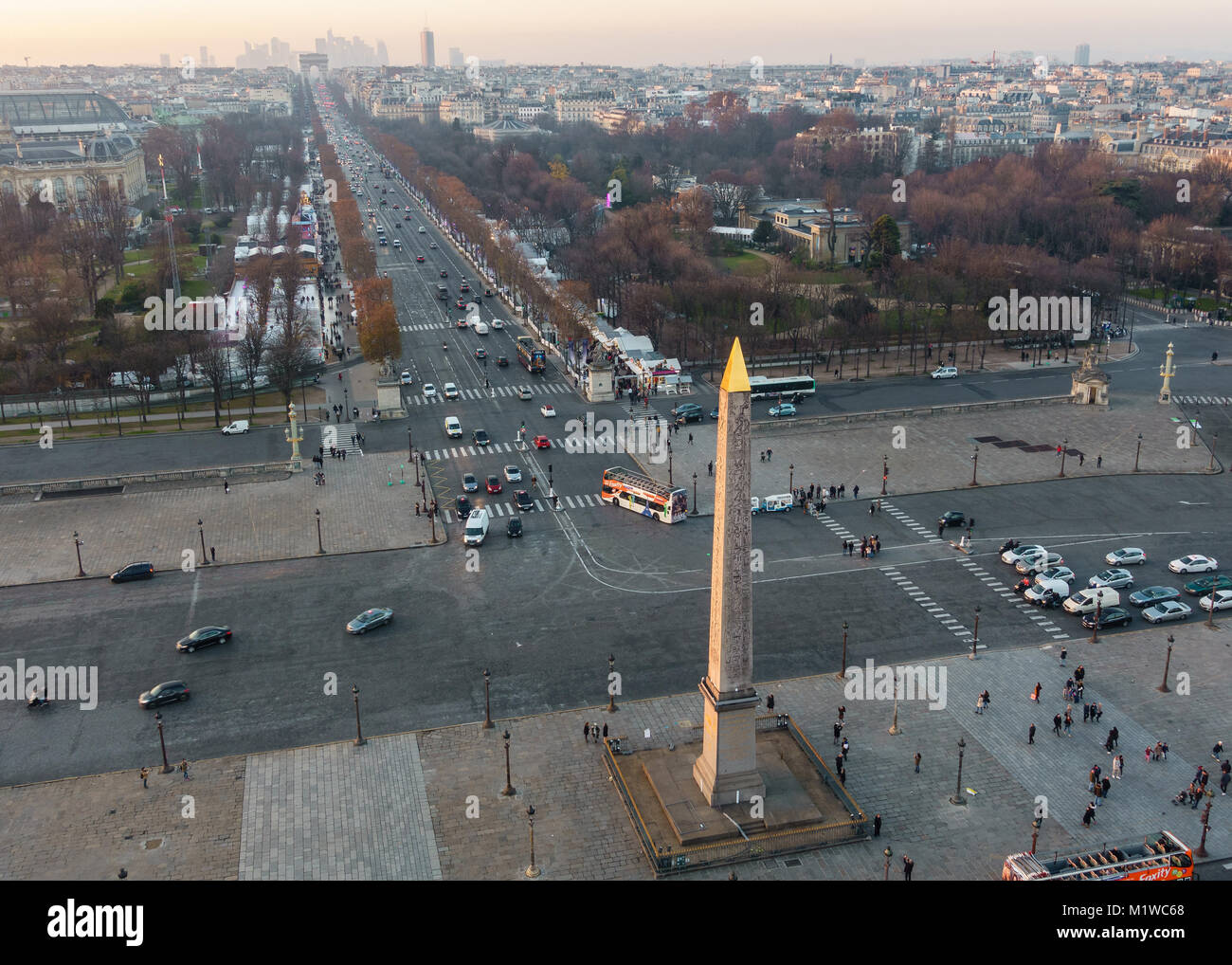 Place de la Concorde e gli Champs Elysees vista aerea dalla ruota panoramica Ferris al tramonto a Parigi, Francia Foto Stock