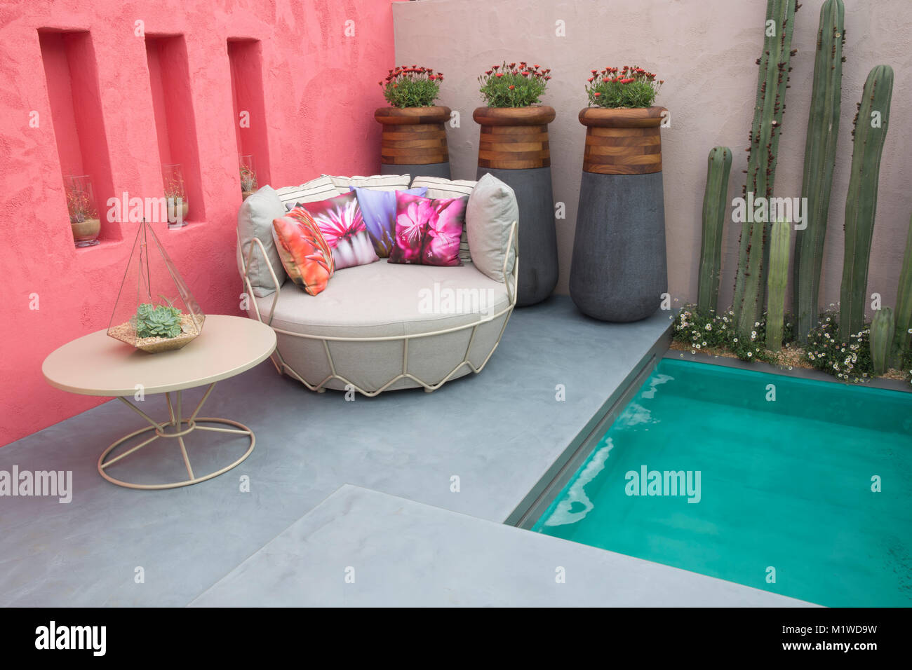 Piccolo laghetto con giardino in stile messicano moderno e vista della piscina turchese e del cactus Stenocereus marginatus con cuscini per mobili da giardino UK Foto Stock