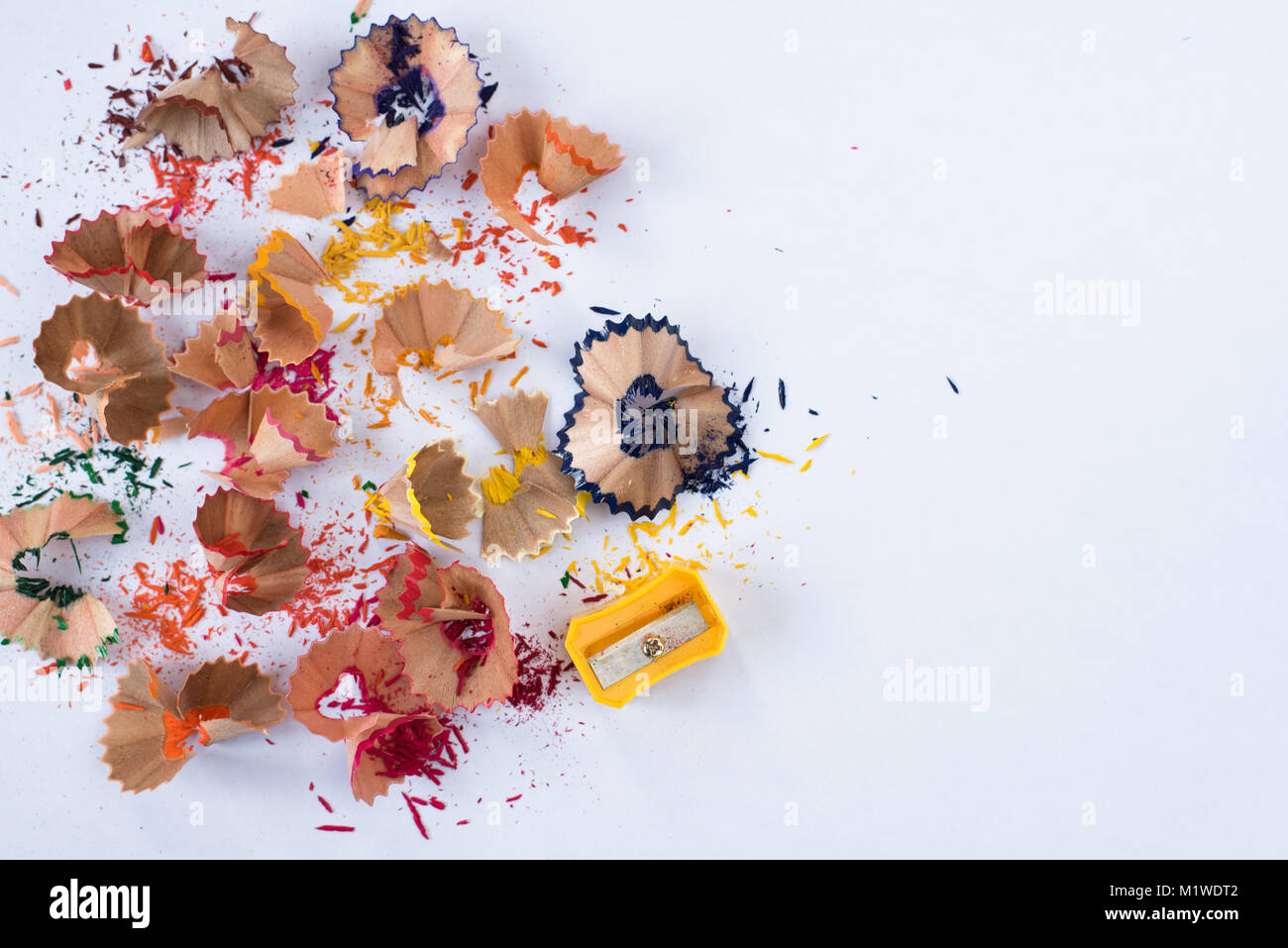 Matita colorata la rasatura su sfondo bianco. scuola educazione Nozione Foto Stock