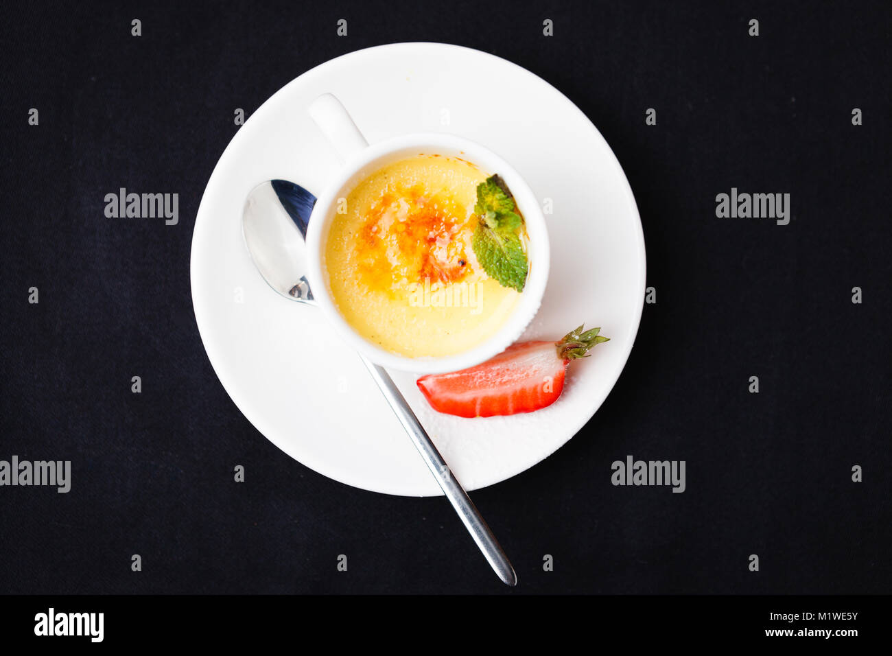 Creme brulee con fragola Foto Stock