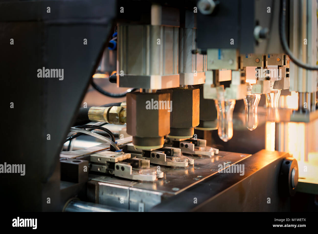 Automatic PET/ la bottiglia di plastica macchina di stampaggio per soffiatura a lavorare in fabbrica. Smart factory 4.0 con la tecnologia. Foto Stock