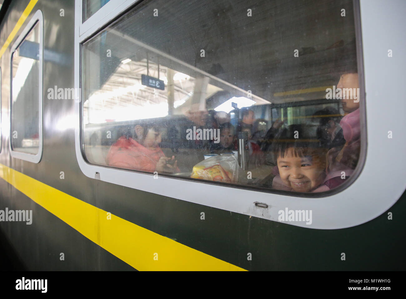 (180202) -- YINCHUAN, Febbraio 2, 2018 (Xinhua) -- Un bambino guarda fuori dalla stazione di windows a Yinchuan Stazione Ferroviaria di Yinchuan, a nord-ovest della Cina di Ningxia Hui Regione autonoma, 1 febbraio 2018. Il 2018 Festival di Primavera di viaggio rush, noto come il Chunyun, iniziato giovedì e durerà fino al 12 marzo. Circa 2,98 miliardi di viaggi sono dovrebbe essere fatto durante il Chunyun. Il Festival di Primavera, o il nuovo anno lunare cinese, cade il 16 febbraio di quest'anno.(Xinhua/Du Muwen) (lx) Foto Stock