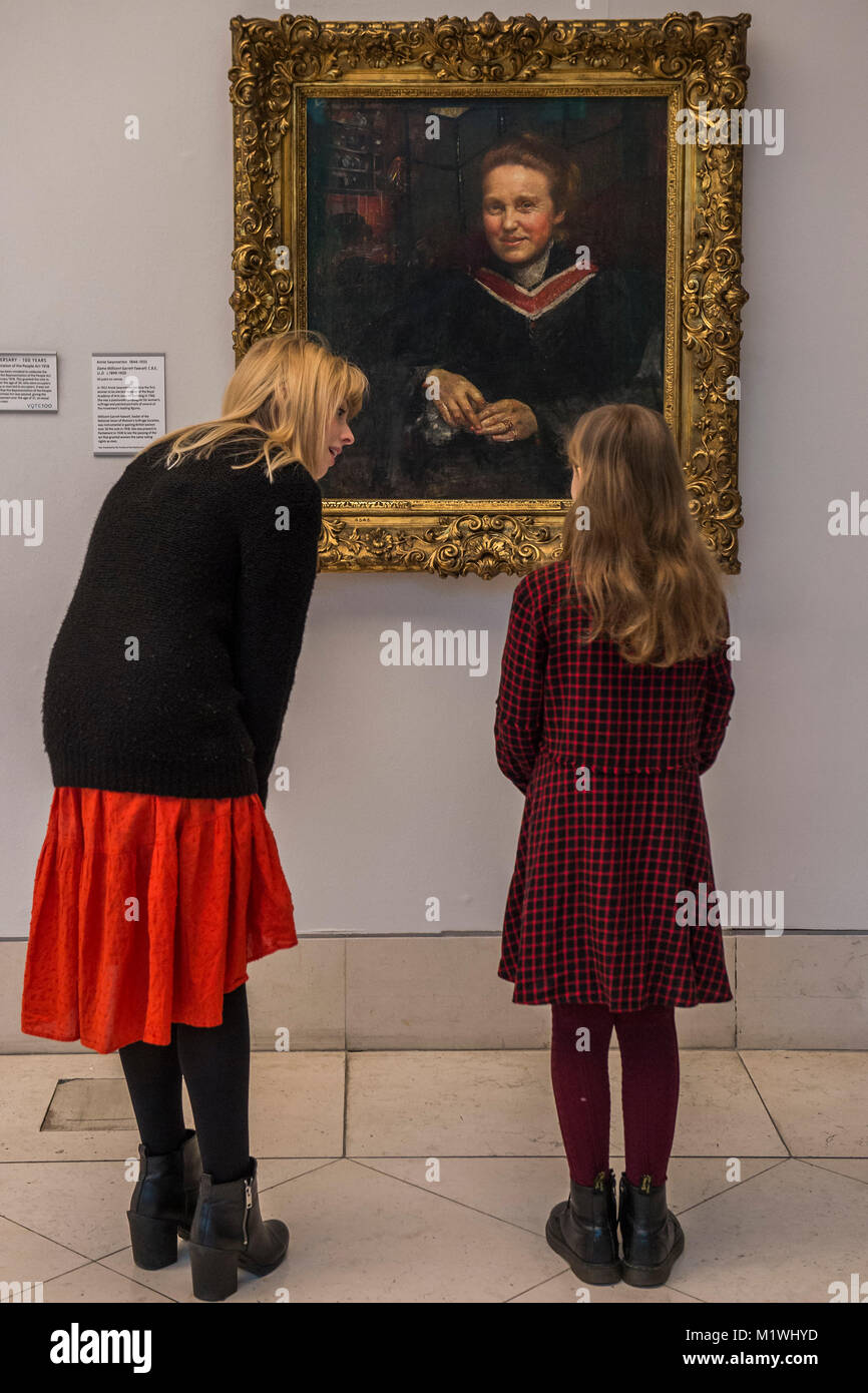 Londra, Regno Unito. 2° febbraio 2018. Tate personale visualizza Stella Cartwright, di età compresa tra i 9, il ritratto Millicent Fawcett da Annie Swynnerton, appena sul display alla Tate Britain. Fawcett era una figura di primo piano del movimento suffragist e si è battuto senza tregua per ottenere il diritto di voto per le donne in questo paese. Il ritratto della sua è in mostra alla Tate Britain per celebrare il centenario della rappresentanza dei cittadini Act, che hanno dato le donne sopra i 30 il diritto di voto. Credito: Guy Bell/Alamy Live News Foto Stock