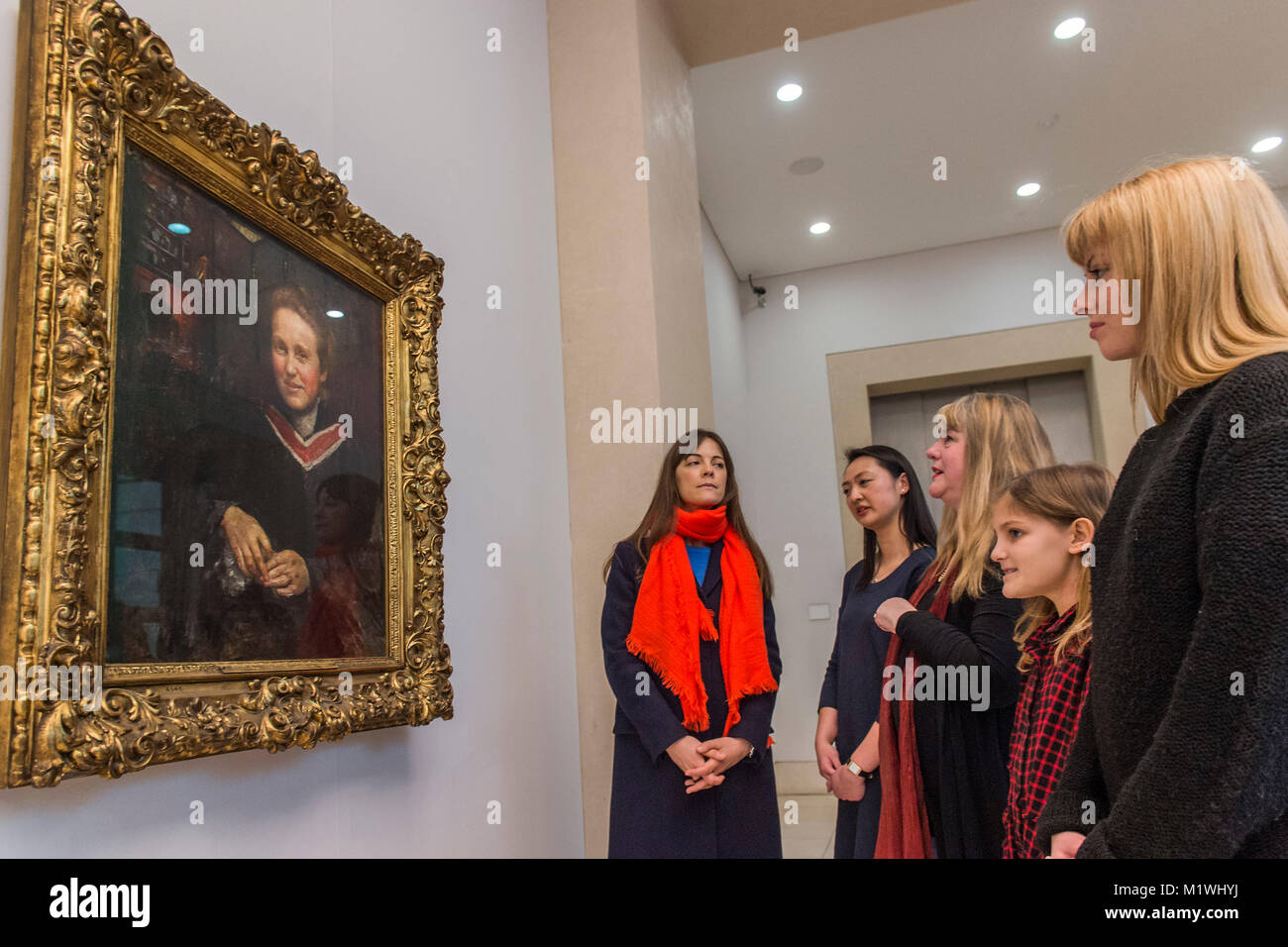 Londra, Regno Unito. 2° febbraio 2018. Tate personale visualizza Stella Cartwright, di età compresa tra i 9, il ritratto Millicent Fawcett da Annie Swynnerton, appena sul display alla Tate Britain. Fawcett era una figura di primo piano del movimento suffragist e si è battuto senza tregua per ottenere il diritto di voto per le donne in questo paese. Il ritratto della sua è in mostra alla Tate Britain per celebrare il centenario della rappresentanza dei cittadini Act, che hanno dato le donne sopra i 30 il diritto di voto. Credito: Guy Bell/Alamy Live News Foto Stock