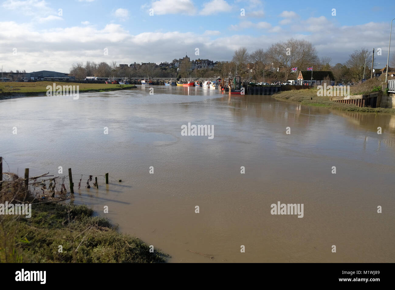 Segale, East Sussex, Regno Unito. Il 2 gennaio, 2018. Regno Unito: Meteo insolitamente alta marea questa mattina nella segale, East Sussex. Questo tipo di acqua surge sul fiume Rother è visibile solo dopo aver molto burrascoso meteo fuori in mare. Credito Foto: immagini di PAL /Alamy Live News Foto Stock