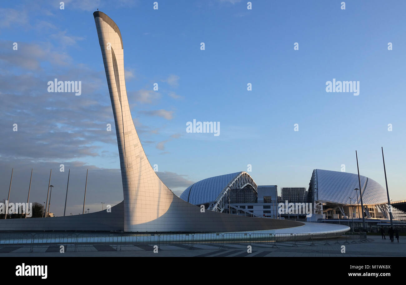 Sochi, Russia. 28 gen, 2018. Il Pilastro della fiamma olimpica torri Fisht-Stadium fuori dal Mar Nero a Sochi, Russia, 28 gennaio 2018. Il sito ha ospitato la Sochi Winter-Olympics nel 2014 e ospiterà sei World Cup Soccer giochi nell'estate del 2018. Credito: Friedemann Kohler/dpa/Alamy Live News Foto Stock