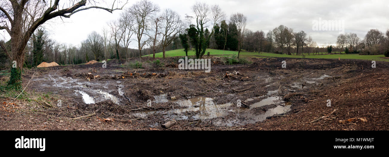 . Una grande area di bosco maturo è distrutta per fare un lago che Lewisham Consiglio dire sarà utilizzato per aprire l'acqua nuoto e canoa, senza alcun bagnino strutture di supervisione. Foto Stock