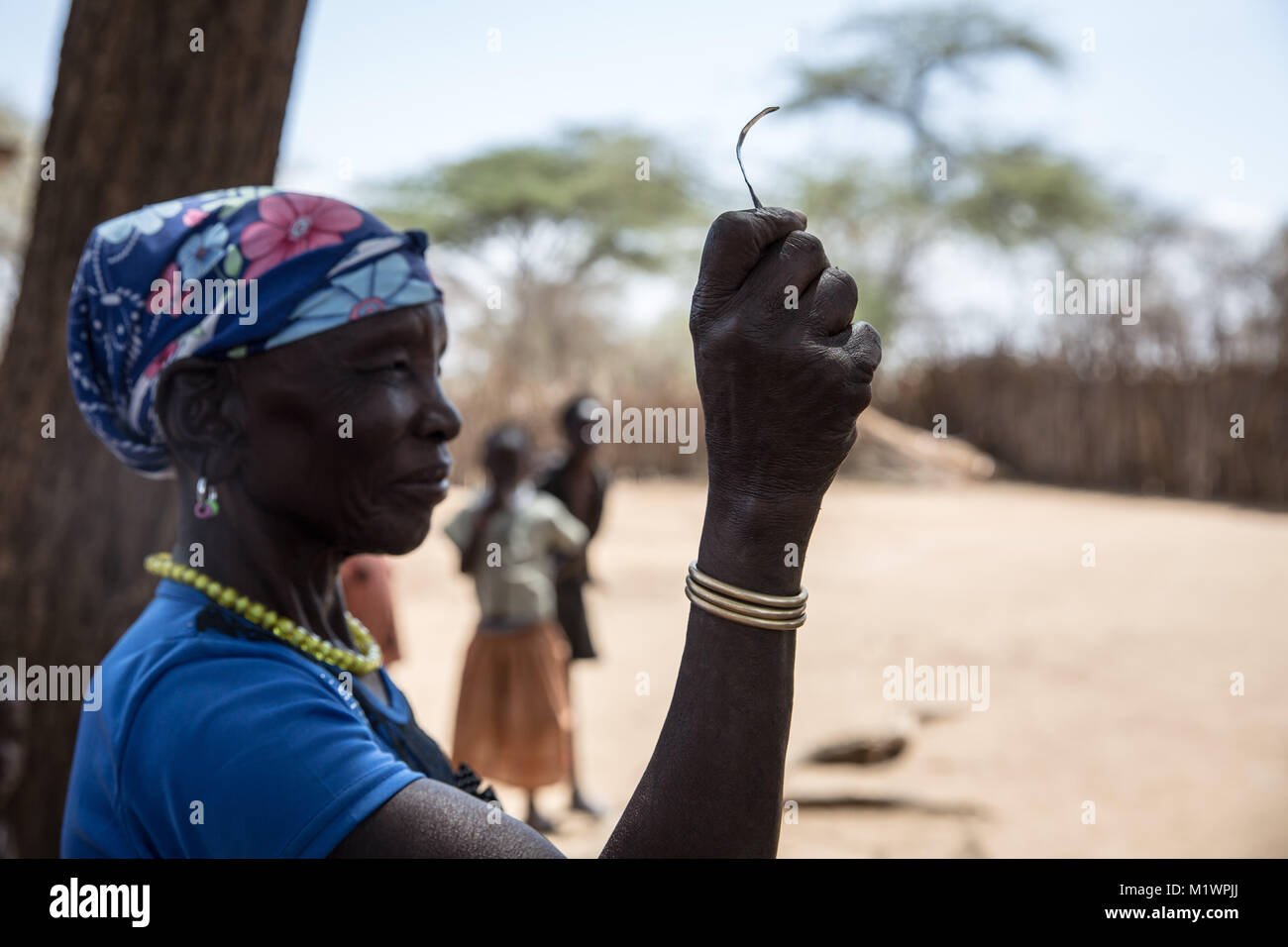 Karamoja, Uganda. Il 1° febbraio 2018. Monica Cheptilak precedenti era il ''presidente del coltello coltelli'' nella sua tribù prima che le mutilazioni genitali femminili (MGF) è stata messa fuorilegge in Uganda nel 2010. Essa consente di visualizzare lo strumento utilizzato per tagliare le giovani ragazze. La MGF continua a essere un problema nella regione, aiuti i lavoratori e la polizia dice. Credito: Sally Hayden/SOPA/ZUMA filo/Alamy Live News Foto Stock