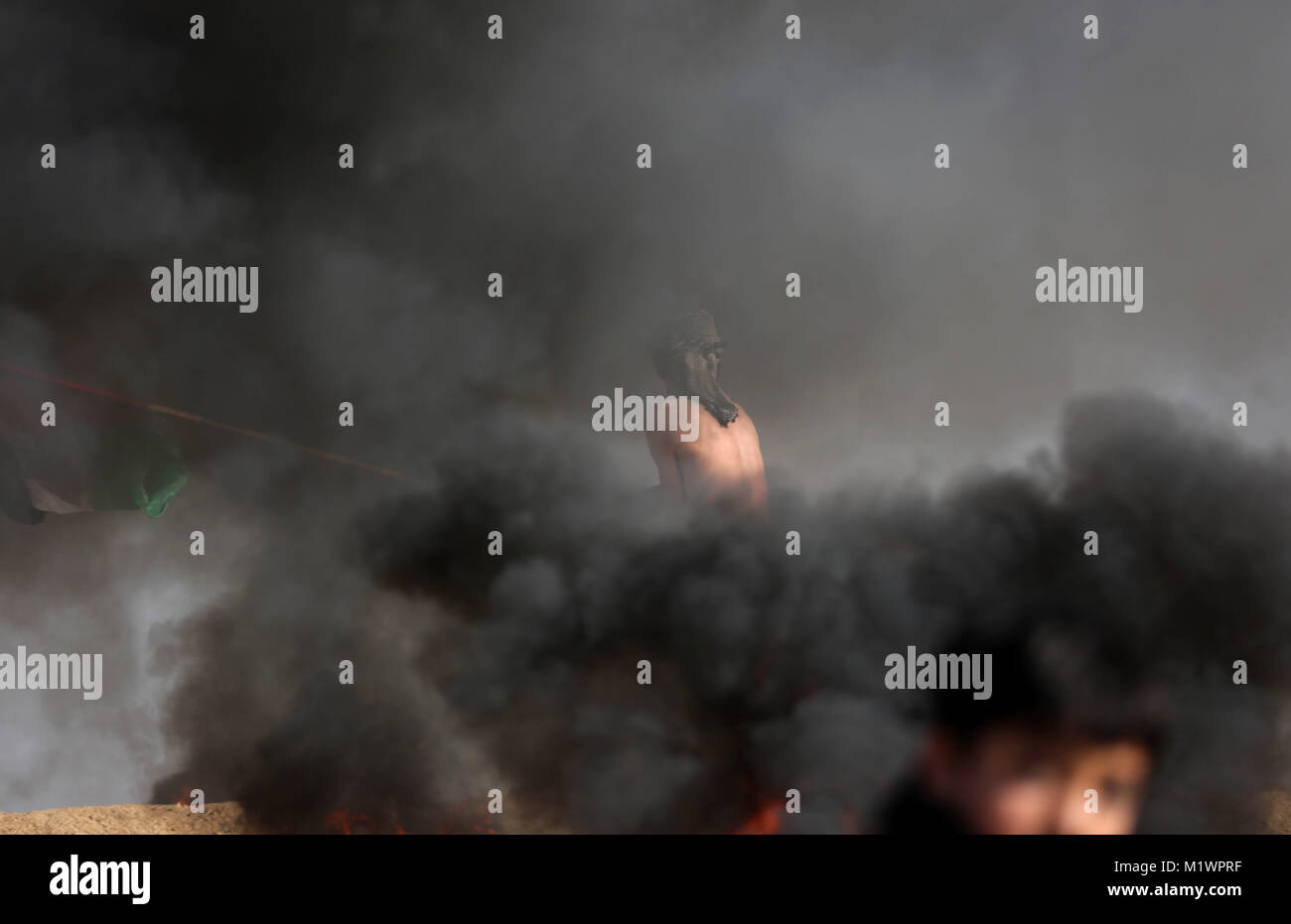 Khan Younis, Striscia di Gaza, Territori palestinesi. 2° febbraio 2018. I dimostranti palestinesi si scontrano con forze di sicurezza israeliane contro il presidente statunitense Donald Trump per la decisione di riconoscere Gerusalemme come capitale di Israele, vicino al confine con Israele nel sud della striscia di Gaza il 2 febbraio 2018 Credit: Ashraf Amra/immagini APA/ZUMA filo/Alamy Live News Credito: ZUMA Press, Inc./Alamy Live News Foto Stock