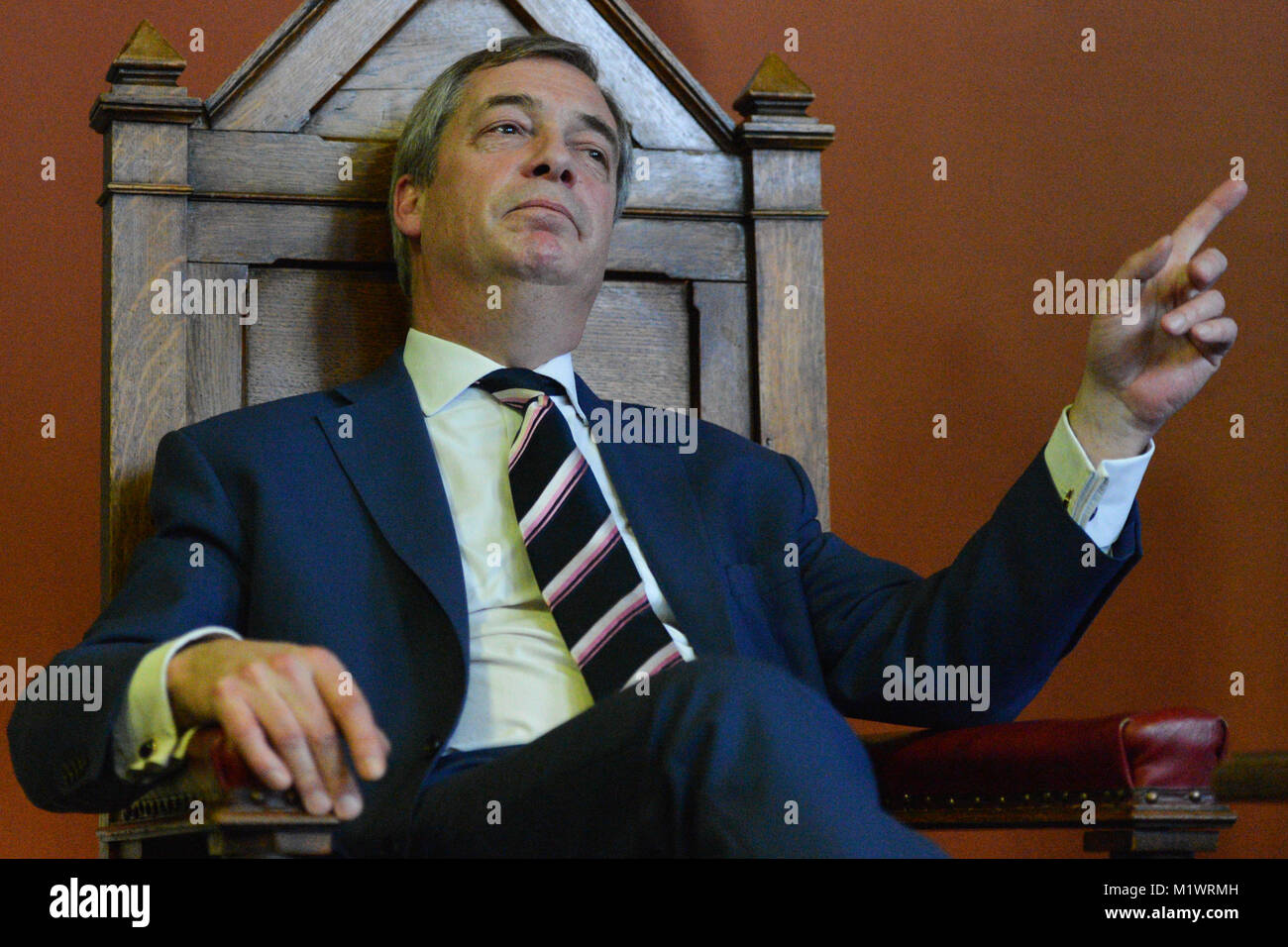 Il Trinity College di Dublino, Irlanda. 2° febbraio 2018. Nigel Farage, ex leader UKIP e attuale deputato del Parlamento europeo per il sud-est dell' Inghilterra, arriva in anticipo di " Domande e risposte " dibattito con il Trinity College Historical Society gli studenti sulle relazioni anglo-irlandesi e il futuro dell'Europa a Dublino. Credito: ASWphoto/Alamy Live News Foto Stock