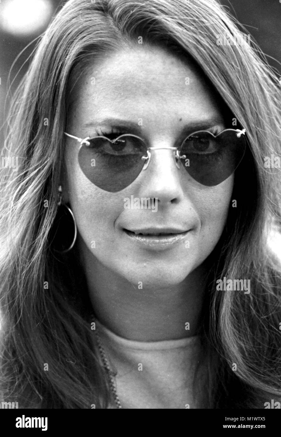 File. 2° febbraio 2018. Quasi quattro decenni dopo l'inspiegabile morte annegamento di star di Hollywood Natalie legno, Los Angeles sceriffo della contea di investigatori dire che lei allora-marito, attore Robert Wagner, ora è una persona di interesse. Gli inquirenti vogliono parlare con Wagner circa le circostanze della morte una notte nel 1981, dicono nelle interviste. Nella foto: NATALIE WOOD sul set del film '' Bob & Carol & Ted & Alice'' nel 1969. Credito: Helen Miljacovitch/Globe foto/ZUMAPRESS.com/Alamy Live News Foto Stock