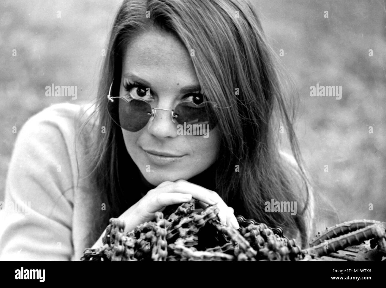 File. 2° febbraio 2018. Quasi quattro decenni dopo l'inspiegabile morte annegamento di star di Hollywood Natalie legno, Los Angeles sceriffo della contea di investigatori dire che lei allora-marito, attore Robert Wagner, ora è una persona di interesse. Gli inquirenti vogliono parlare con Wagner circa le circostanze della morte una notte nel 1981, dicono nelle interviste. Nella foto: NATALIE WOOD sul set del film '' Bob & Carol & Ted & Alice'' nel 1969. Credito: Helen Miljacovitch/Globe foto/ZUMAPRESS.com/Alamy Live News Foto Stock