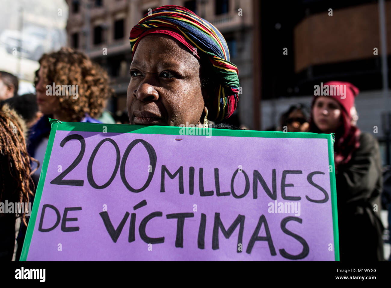 Madrid, Spagna. 3 febbraio, 2018. Una donna con un cartello che recita "200 milioni di vittime' che protestavano contro le mutilazioni genitali femminili in Spagna a Madrid. Credito: Marcos del Mazo/Alamy Live News Foto Stock
