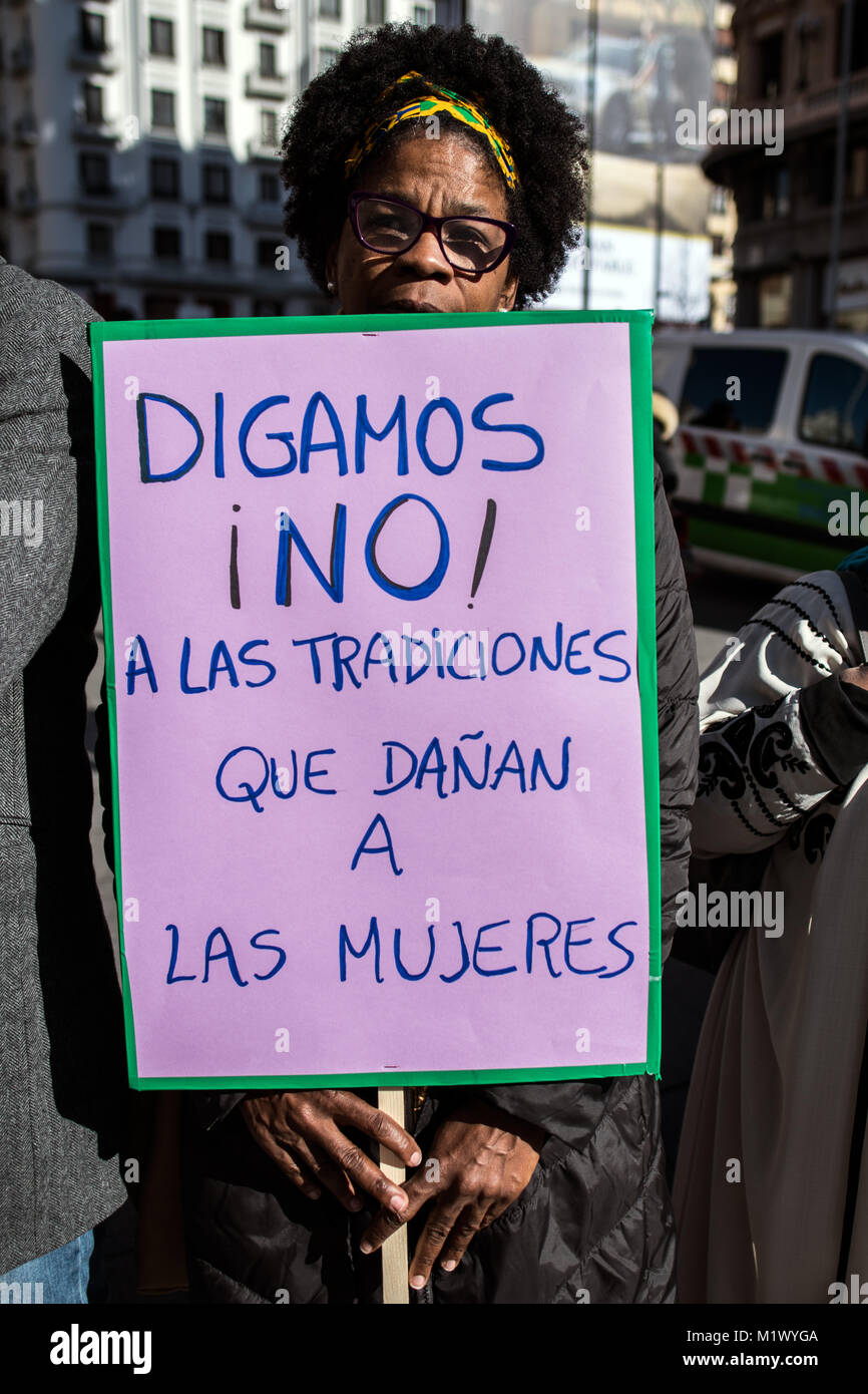 Madrid, Spagna. 3 febbraio, 2018. Una donna con un cartello che recita "diciamo no! A tradizioni che danneggiano le donne che protestavano contro le mutilazioni genitali femminili in Spagna a Madrid. Credito: Marcos del Mazo/Alamy Live News Foto Stock
