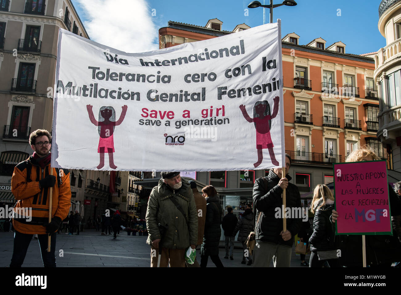 Madrid, Spagna. 3 febbraio, 2018. Persone con un banner che recita "giornata internazionale della tolleranza zero con le mutilazioni genitali femminili" protestavano contro le mutilazioni genitali femminili in Spagna a Madrid. Credito: Marcos del Mazo/Alamy Live News Foto Stock