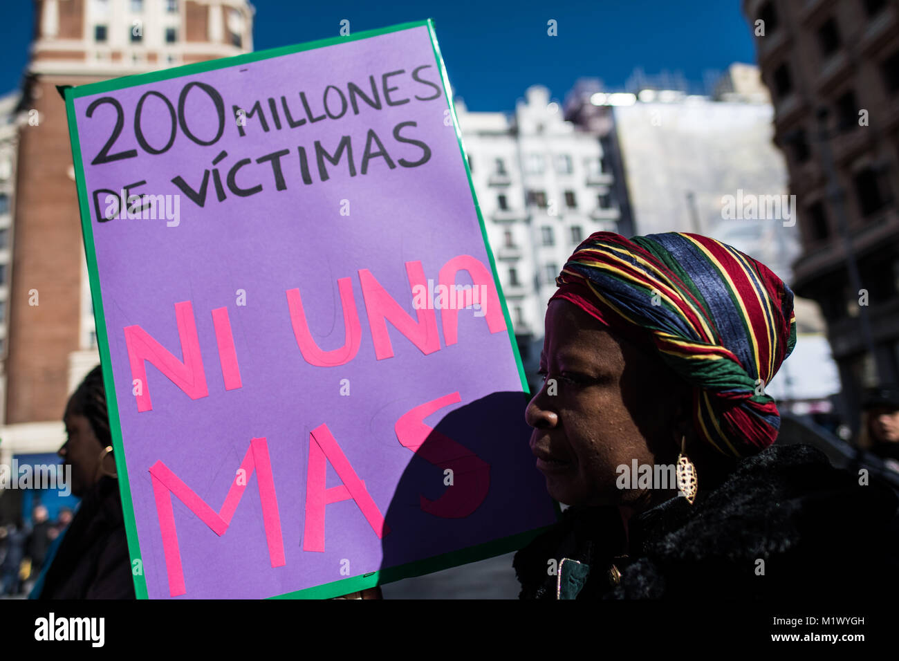 Madrid, Spagna. 3 febbraio, 2018. Una donna con un cartello che recita "200 milioni di vittime, nessuno più' che protestavano contro le mutilazioni genitali femminili in Spagna a Madrid. Credito: Marcos del Mazo/Alamy Live News Foto Stock
