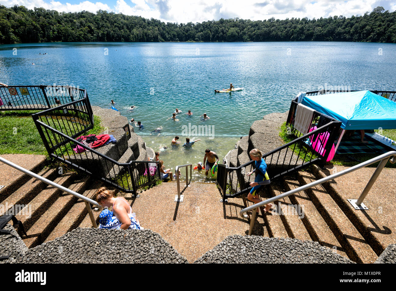 Le persone a nuotare al lago popolare Eacham, altopiano di Atherton, estremo Nord Queensland, FNQ, QLD, Australia Foto Stock