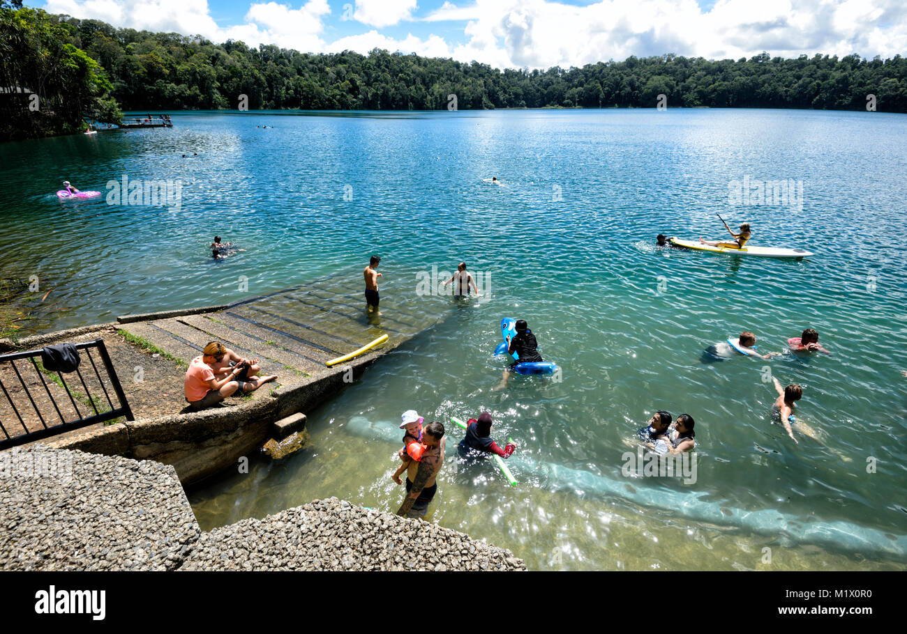 Le persone a nuotare al lago popolare Eacham, altopiano di Atherton, estremo Nord Queensland, FNQ, QLD, Australia Foto Stock