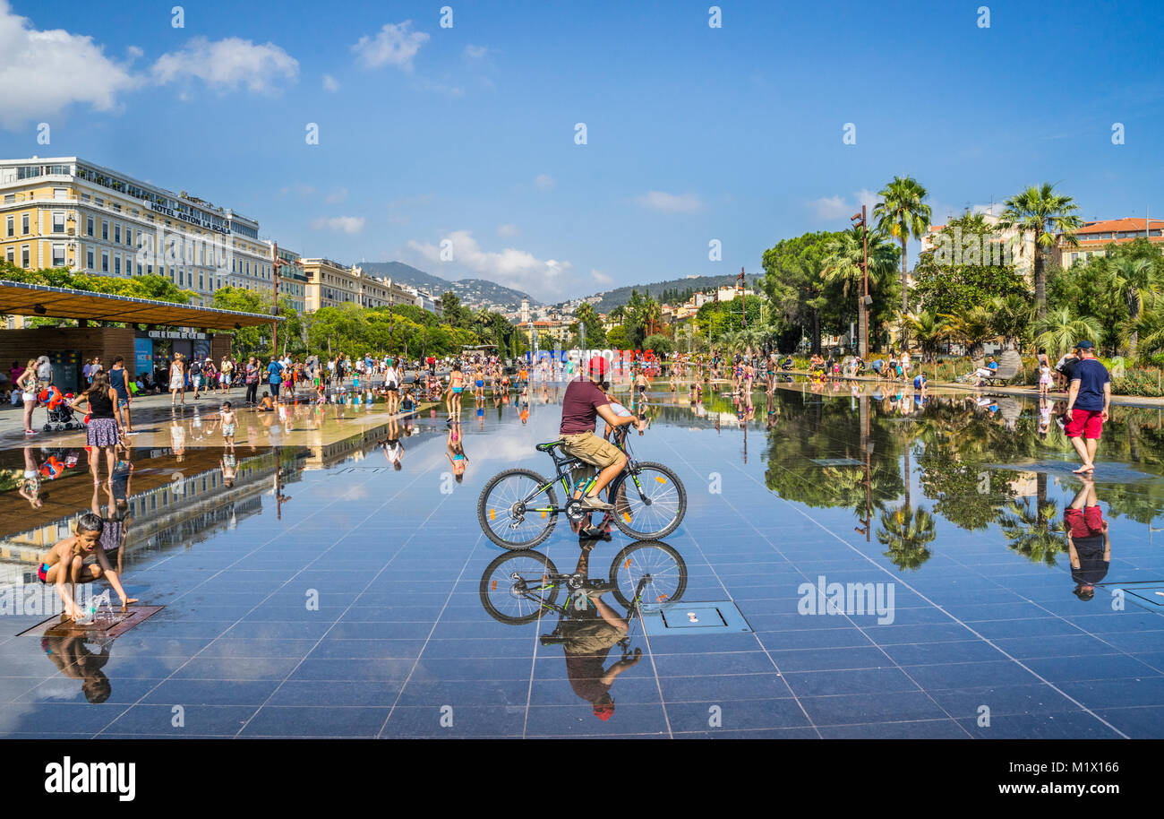 Francia, dipartimento delle Alpi Marittime, Côte d'Azur, Nizza, il popolare specchio di acqua alla Promenade du Paillon Park Foto Stock
