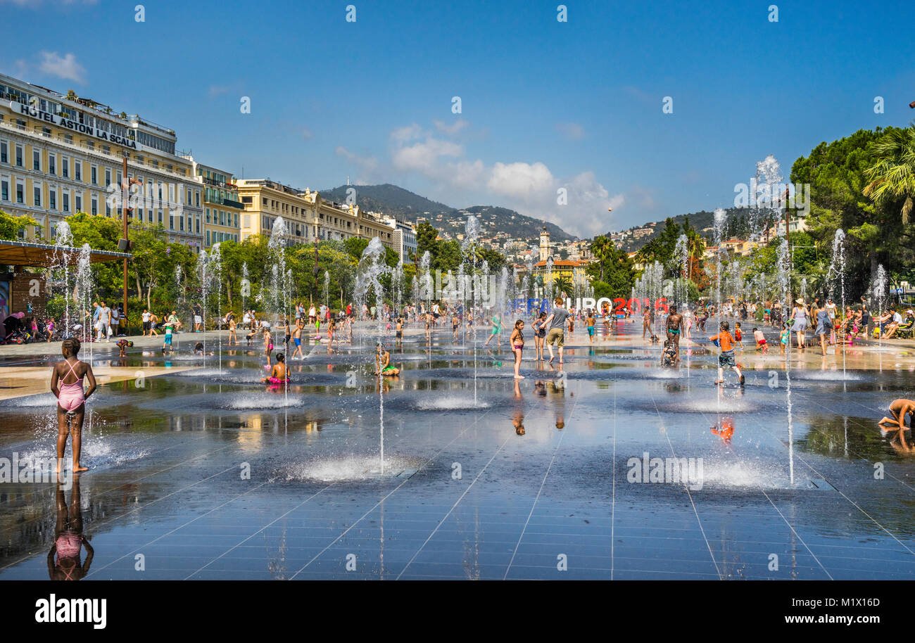 Francia, dipartimento delle Alpi Marittime, Côte d'Azur, Nizza, il popolare specchio di acqua alla Promenade du Paillon Park Foto Stock