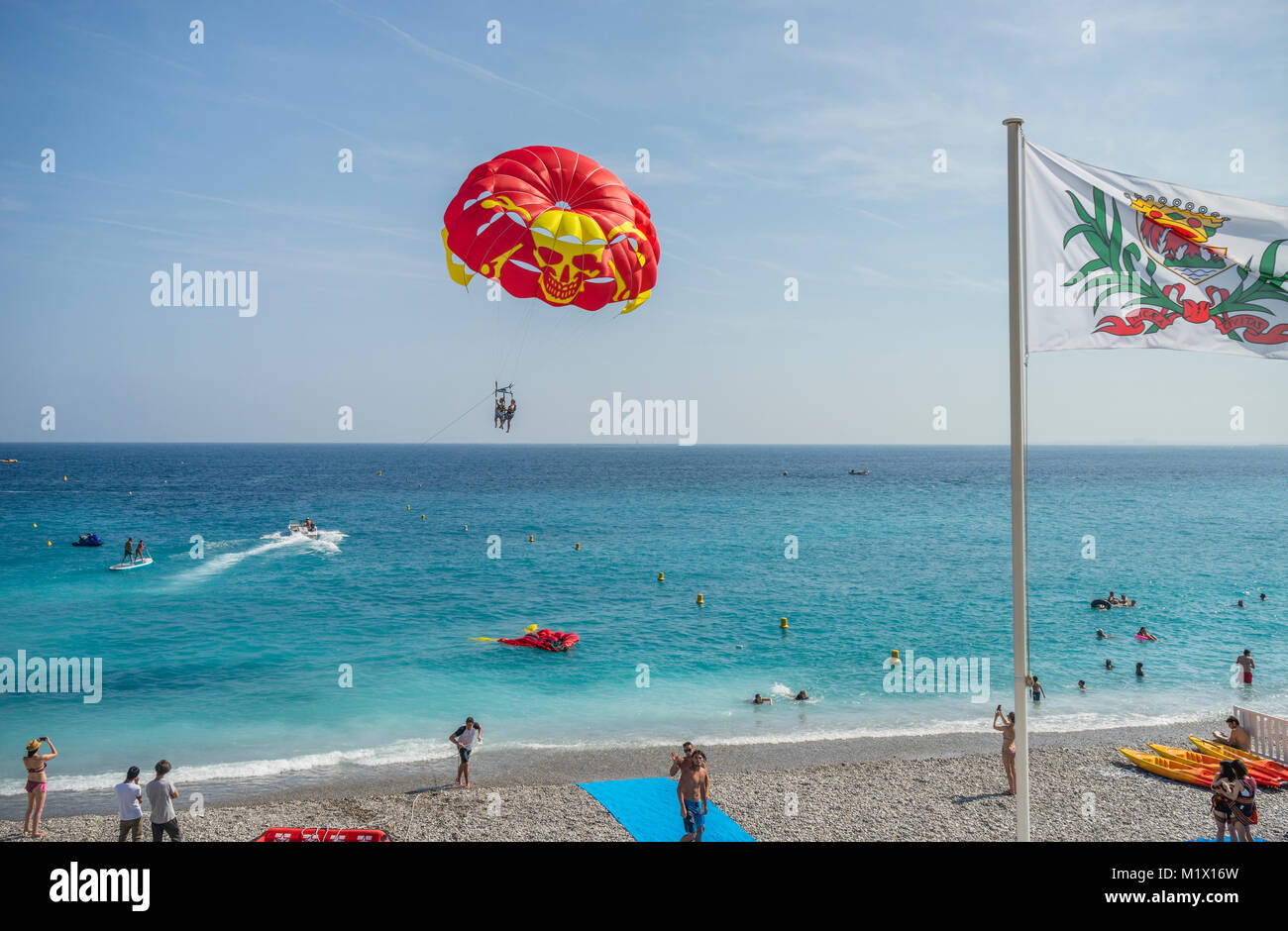Francia, dipartimento delle Alpi Marittime, Côte d'Azur, Nizza, parasailing a Opéra Plage, Quai des Etats-Unis Foto Stock