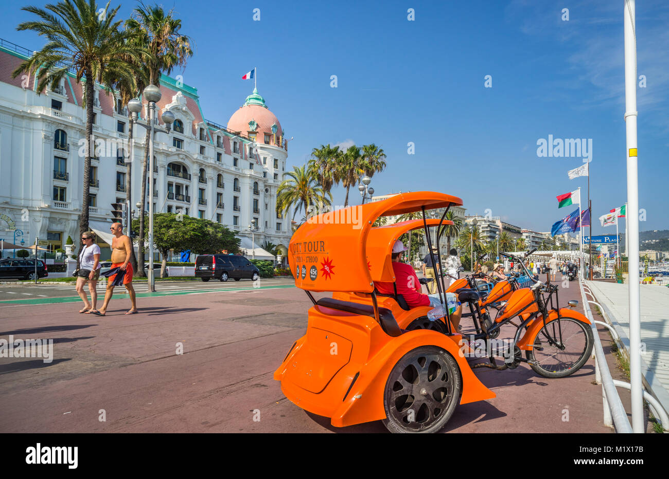 Francia, dipartimento delle Alpi Marittime, Côte d'Azur, Nizza, pedicabs, localmente noto come Vélotaxi, in attesa di tariffe a Promenade des Anglais, contro la backd Foto Stock