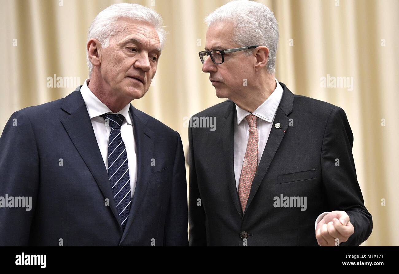 Gruppo Volga fondatore Gennady Timchenko, sinistra, chat con il presidente dell'Franco-Russian della Camera di Commercio e Industria di Emmanuel Quidet, durante un incontro con il Presidente Vladimir Putin e il gruppo 31 gennaio 2018 in Novo-Ogaryovo, Mosca, Russia. Foto Stock