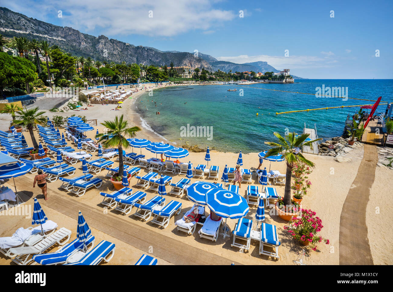 Francia, dipartimento Alpes-Maritime, Côte d'Azur, Menton, Baie des Fourmis, spiaggia privata dell' Hotel Royal-Riviera, Beaulieu-sur-Mer, Saint-Jean-Cap-Fe Foto Stock